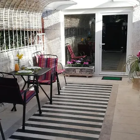 Ibis Your Cosy Oasis With Private Parking And Patio